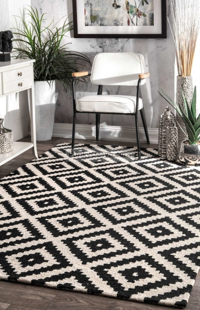 Hand-Tufted Geometric Tuscan Rug, Black